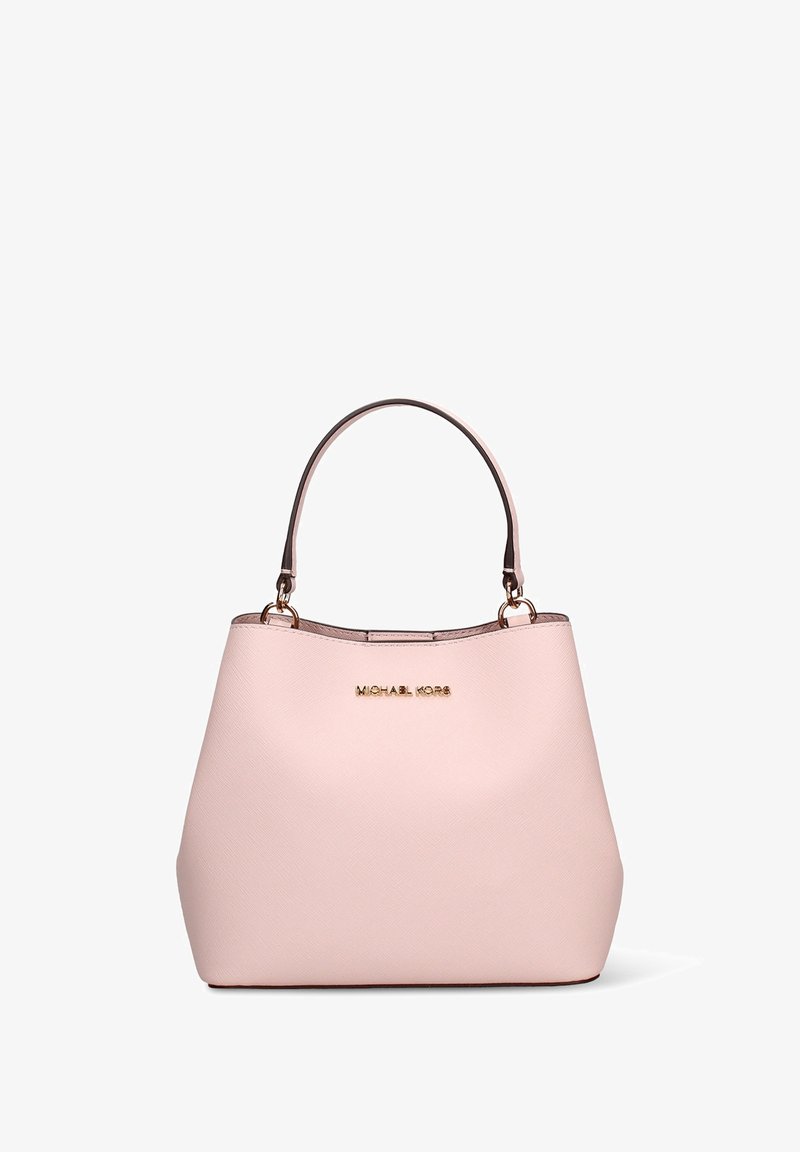 Roze gestructureerde draagtas met een gouden logo, met een stevige vorm en dubbele handvatten. De tas heeft een gladde, glanzende rand langs de bovenkant.