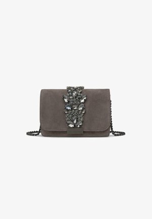 Grijze suède clutch met een grote juweelversiering aan de voorkant en een kettingriem. Heeft een klep- sluiting en een soepele textuur.