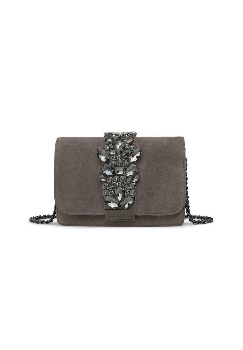 Clutch in suede grigia con una grande embellimento di gioielli sul davanti e una tracolla in catena. Presenta una chiusura a patta e una texture liscia.