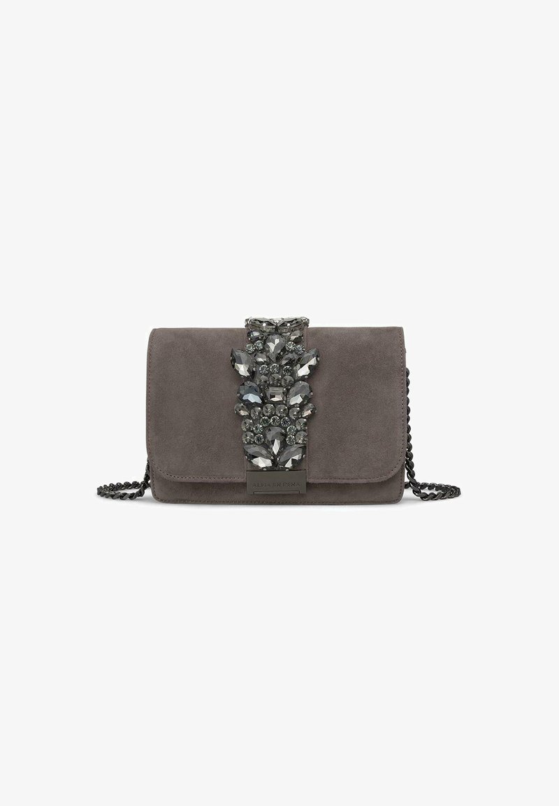 Clutch in suede grigia con una grande embellimento di gioielli sul davanti e una tracolla in catena. Presenta una chiusura a patta e una texture liscia.