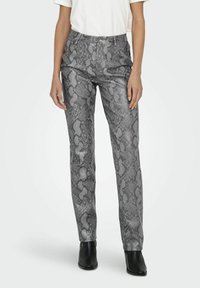 Pantaloni stampati in serpente grigi con una vestibilità slim, vita media e texture liscia. Presentano una chiusura con bottone e tasche laterali.