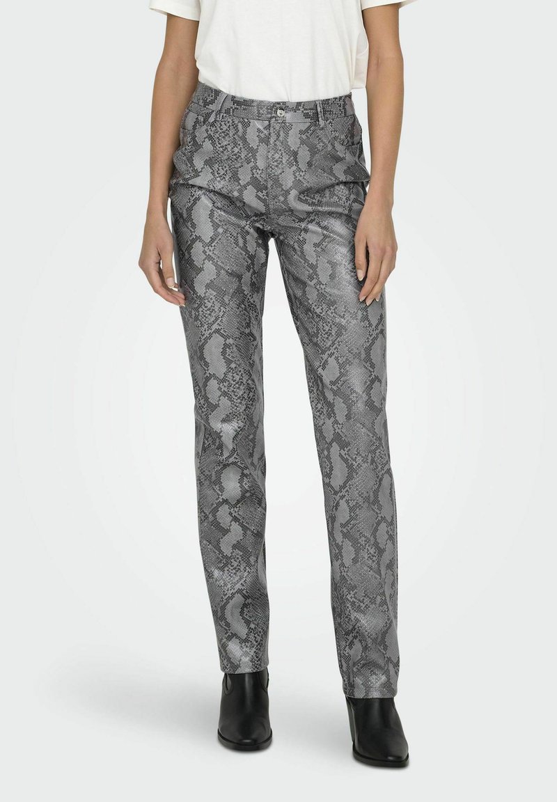 Pantaloni stampati in serpente grigi con una vestibilità slim, vita media e texture liscia. Presentano una chiusura con bottone e tasche laterali.