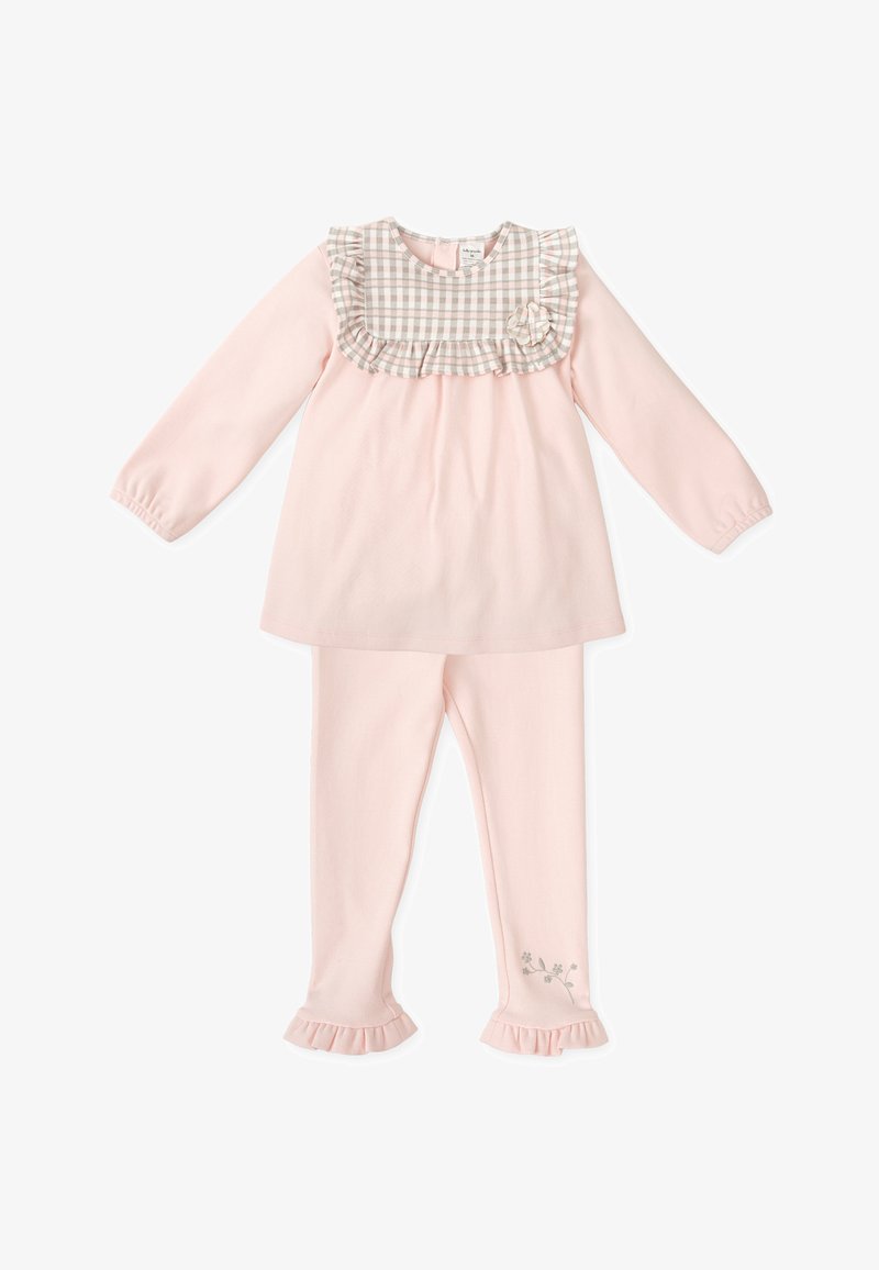 Top de manga larga rosa con un cuello de volantes a cuadros y un acento floral, combinado con leggings rosa a juego con dobladillos con volantes.