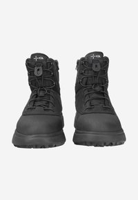 Zwarte wandelschoenen met een gladde bovenkant, robuuste zolen, verstevigde neus en vetersluiting. Voorzien van een rits en logo op de tong.