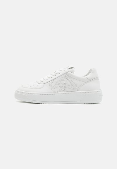 Sneaker bianche in pelle con punta forata, logo laterale testurizzato, lacci piatti e suola in gomma rialzata per una maggiore spessore.