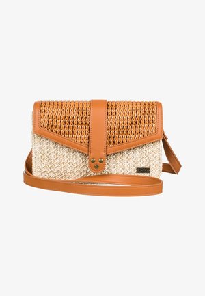 Borsa intrecciata color crema e bronzo con finitura strutturata, dotata di tracolla in pelle, chiusura a scatto e dettagli dorati. Forma rettangolare compatta.