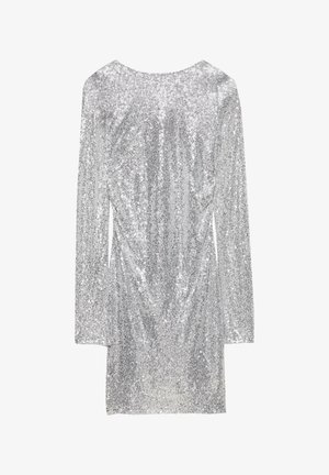 Ezüst flitterekkel borított, hosszú ujjú ruha, testhezálló szabással és kerek nyakkivágással, hátul redőzött részletekkel.