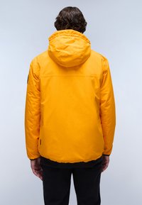 Geel waterdichte jas met capuchon, met een gladde textuur en elastische manchetten. Bevat pocketdetails en een getailleerde zoom bij de taille.