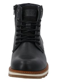 Czarne skórzane botki za kostkę z sznurowanym zapięciem, wzmocnionymi szwami, gumową podeszwą i bocznym zamkiem błyskawicznym. Brązowe akcenty na podeszwie.