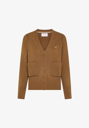 Cardigan marrone con bottoni, scollo a V, due tasche frontali, polsini e bordo a costine, e piccolo logo ricamato bianco sul petto.