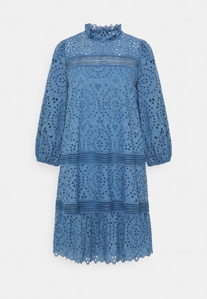 Robe bleue brodée avec un col haut à volants, de longues manches bouffantes et des détails en dentelle, dotée d'un ourlet à volants et de motifs décoratifs.