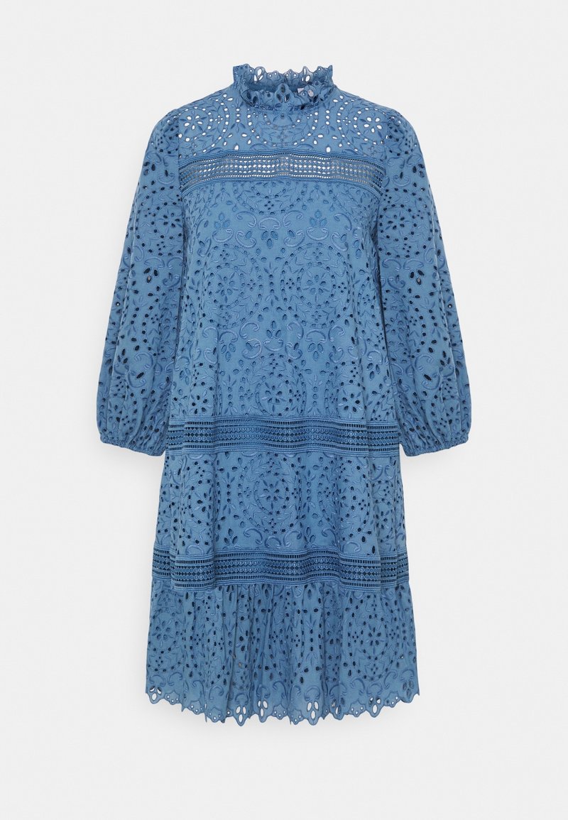Robe bleue brodée avec un col haut à volants, de longues manches bouffantes et des détails en dentelle, dotée d'un ourlet à volants et de motifs décoratifs.