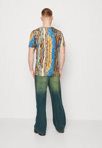 Carlo Colucci UNISEX - Marškinėliai su spaudiniu - petrol/yellow/green/offwhite