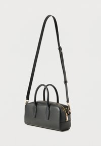 Μαύρη ορθογώνια δερμάτινη τσάντα χειρός με δύο κοντές λαβές, μακριά ρυθμιζόμενη λουρί ώμου και χρυσό φερμουάρ κλεισίματος.