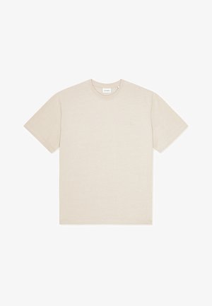 Beige bomull t-skjorte med rund hals, korte ermer og en diskret brodert logo på brystet. Glatt tekstur og avslappet passform.