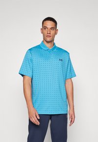 Cămașă polo albastră cu mâneci scurte, având un model texturat cu puncte negre și un guler. Logo vizibil pe pieptul stâng.