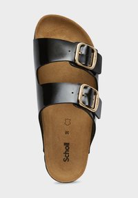 Svart patentläder slide sandal med två justerbara remmar och guldfärgade spännen, med en dämpad brun fotbädd och präglad märkning.