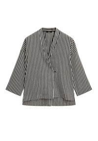 Veste ample style kimono à rayures verticales noires et blanches, manches trois-quarts et fermeture à un bouton à l’avant.