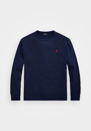 T-shirt bleu marine à manches longues col rond avec un petit logo rouge brodé sur la poitrine gauche.