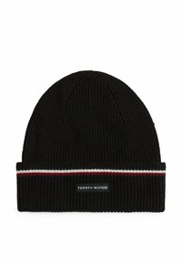 Gorro de punto negro con puño doblado, que presenta franjas rojas y blancas y un parche rectangular negro con texto blanco "TOMMY HILFIGER."