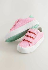 Rosa glittriga sneakers med tre kardborreband, vita texturerade sulor och mintgröna accenter vid hälen. Glänsande yta och rundad tå.