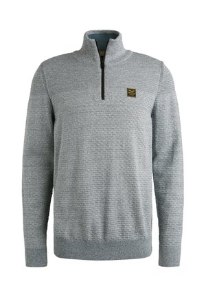 Sivi pleteni pulover z visokim ovratnikom in četrtinskim zadrgo. Ima teksturiran vzorec in majhno znamko na levem prsnem delu.