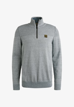 Sivi pleteni pulover z visokim ovratnikom in četrtinskim zadrgo. Ima teksturiran vzorec in majhno znamko na levem prsnem delu.