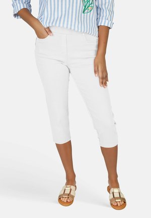 Witte capri-broeken met een gladde textuur, voorzakken en een getailleerd ontwerp. Gecombineerd met beige slippers met een geometrische band.