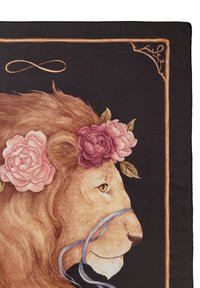  vilnas sega ar lauvas profilu, rotāta ar rozā un bordo rozēm, uz melna fona, ar zelta akcentiem.