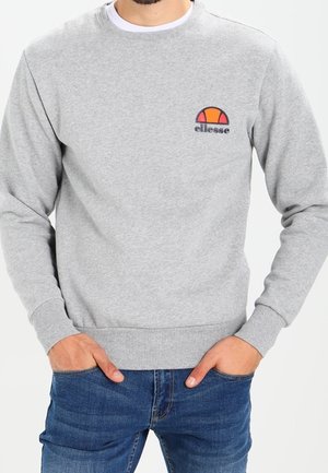 Sudadera gris con puños y cinturilla acanalados, que presenta un colorido logo bordado con un diseño en naranja y amarillo en el pecho.