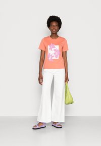 edc by Esprit - TEE - T-shirt z nadrukiem - peach - 1