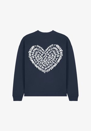 Pločasti plavi dukserica s velikim bijelim grafičkim oblikom srca napravljenim od apstraktnih oblika i slova. Pleteni rubovi na rukavima i donjem dijelu. Mješavina pamuka.