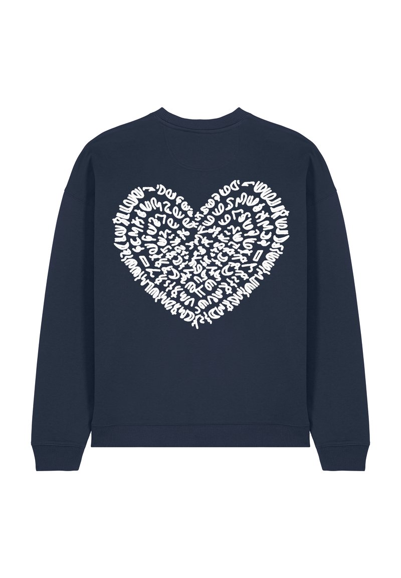 Felpa blu navy con un grande grafiche a forma di cuore bianco realizzato con forme astratte e lettere. Finitura a manica e orlo a maglia. Materiale in misto cotone.
