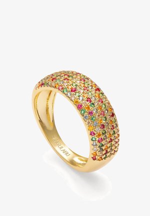 Goldfarbener Ring mit geschwungenem Design, besetzt mit mehrfarbigen Edelsteinen in Rot, Grün, Gelb und Klar. Glatte Textur.