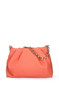 Koraal leren handtas met een gerimpeld ontwerp, gouden kettingband en zachte textuur, voorzien van geplooide accenten en een ruime opening.