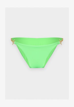 Bas de bikini verts avec détails en chaîne dorée et fermoir à bascule sur chaque hanche, présentés sur un fond clair uni.