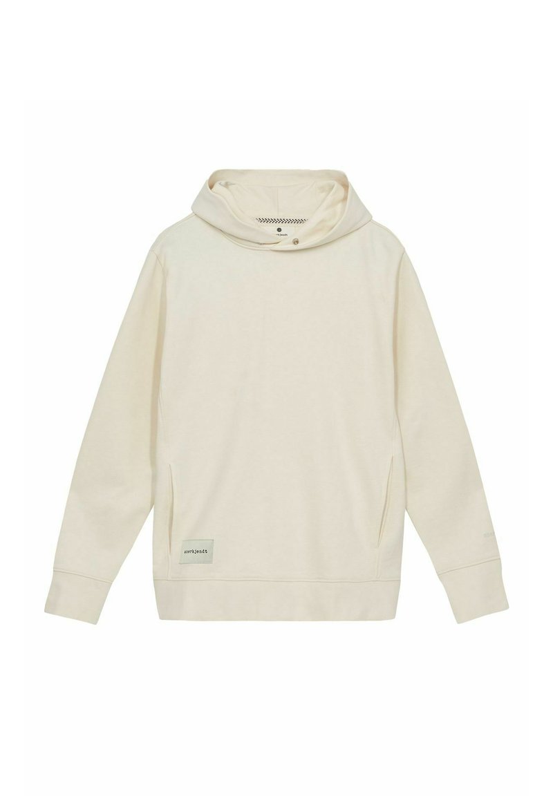 Cremfarbener Pullover-Hoodie aus weichem Stoff, mit einer großen Kapuze, seitlichen Taschen und einem kleinen Logoschild am Saum.