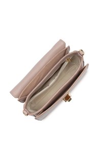 Borsa a tracolla in pelle rosa chiaro con una texture liscia, dotata di due scomparti e una chiusura in tonalità oro. L'interno è in tessuto beige.