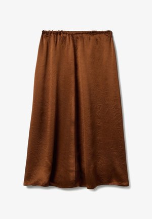 Falda midi de terciopelo marrón con cinturilla elástica y textura sutil, colgada sobre un fondo blanco.