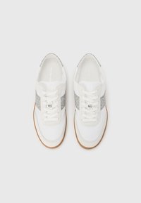 Hvite joggesko med grått mønstret sidelås, teksturert stoff, rund tå, lisser og gummisåle. Har en logo på siden.