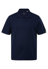 Polo de color azul marino con mangas cortas, cuello clásico y una ligera textura. Cuenta con un sutil logo en la manga izquierda.