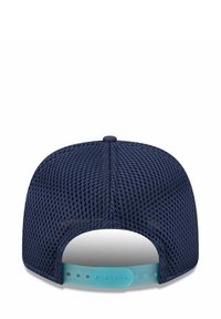 Granatowa siateczkowa czapka baseballowa z regulowanym jasnoniebieskim plastikowym zapięciem pokazana z tyłu.