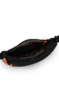 Černá nylonová taška přes rameno s oranžovými zipy; vnitřek má vzorované čokoládově hnědé a žluté podšívání. Zipové zavírání a nastavitelný popruh.
