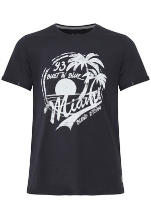 Tricou negru din bumbac, cu un design grafic alb care prezintă palmieri și un soare, împreună cu textul "Miami" și "Built in Blue". Mâneci scurte, gât rotund.