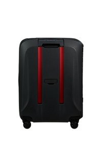 Schwarzer Hartschalenkoffer mit roten Akzenten, mit glatter Textur, ausziehbarem Griff und vier Rädern für Mobilität.