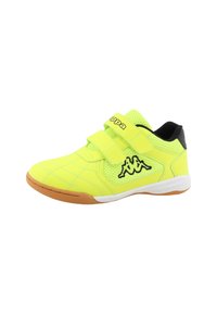 Chaussure de sport jaune néon avec deux bandes velcro, dessus texturé, accents noirs et semelle en caoutchouc gomme. Logo présent sur le côté.