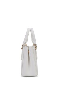 Borsa sintetica bianca con design strutturato, manici corti, dettagli in metallo dorato e chiusura con zip nella parte superiore.