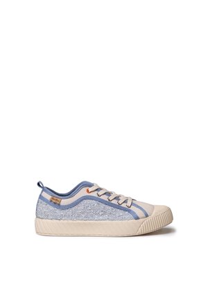 Lærreds-sneaker i beige og lyseblå med en tekstureret, glitrende blå sidepanel. Har runde snørebånd og en stribet gummisål.