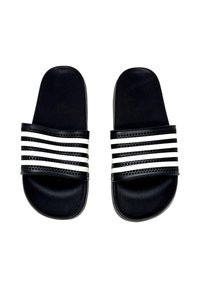 Infradito neri con tre strisce bianche orizzontali, realizzati in gomma. Suola testurizzata con parte superiore liscia e design aperto sul davanti.