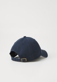 Marineblaue Baumwoll-Baseballmütze mit gebogenem Schirm, verstellbarem Riemen und einem Metallverschluss. Schlichte und solide Textur, keine Muster oder Logos.